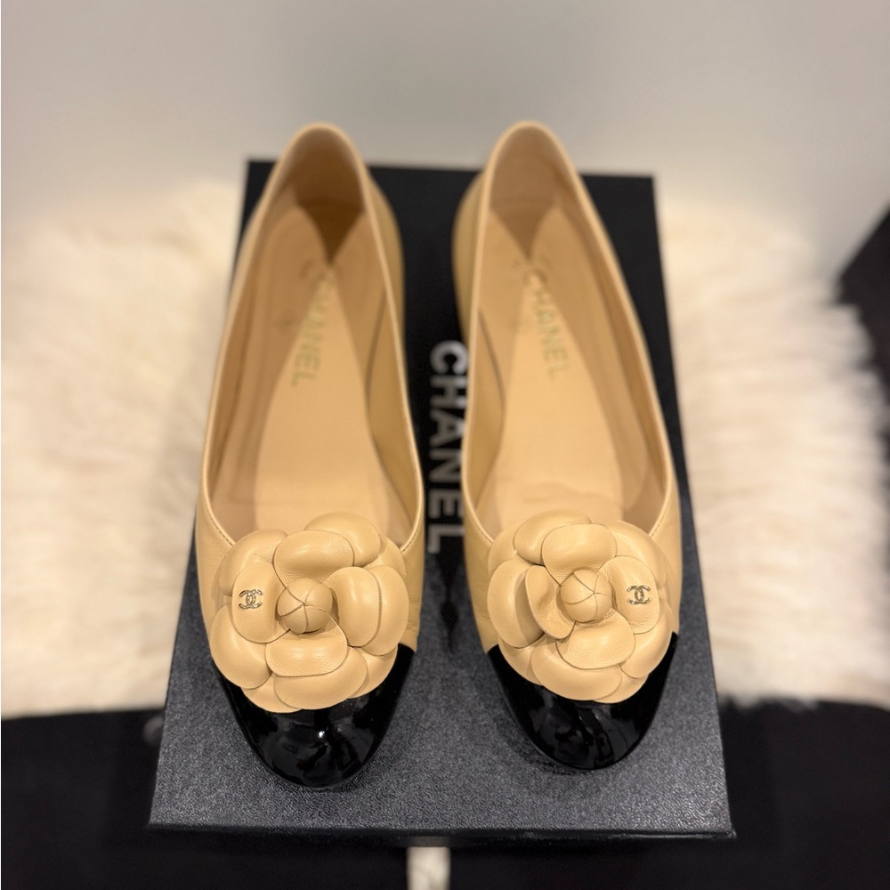 CHANEL Beige Leather Ballet Flats with Black Patent Cap Toe and Camellia - Picture 2 of 5